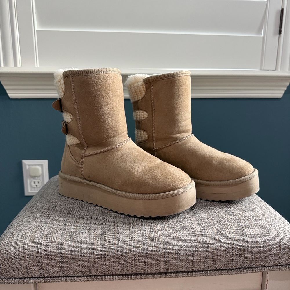 Beige and cream winter boots with buckle - Picture 3 of 8
